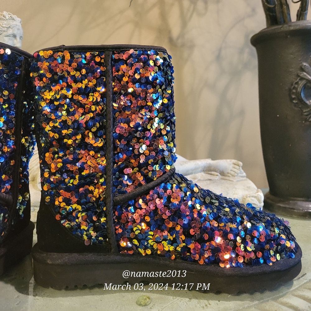 Ugg Sequin Stellar Short Boot NWOT Suede Fur logo Designer 7 Black #730 - Picture 4 of 16